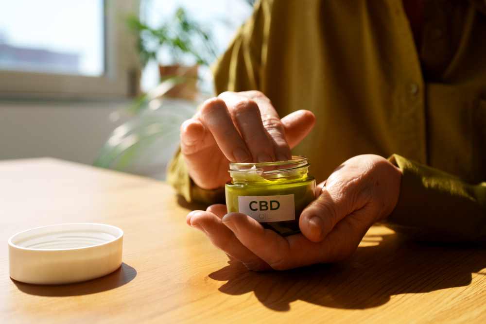 CBD mast, kterou drží žena v rukou